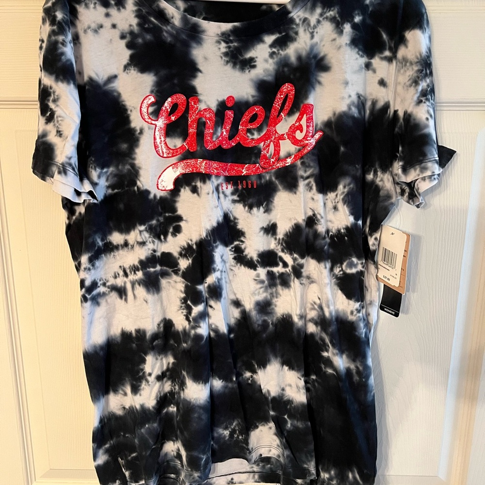 NWT.  NFL Team Apparel Black and White Tie-Dye Shirt.  Women’s size 2XL.